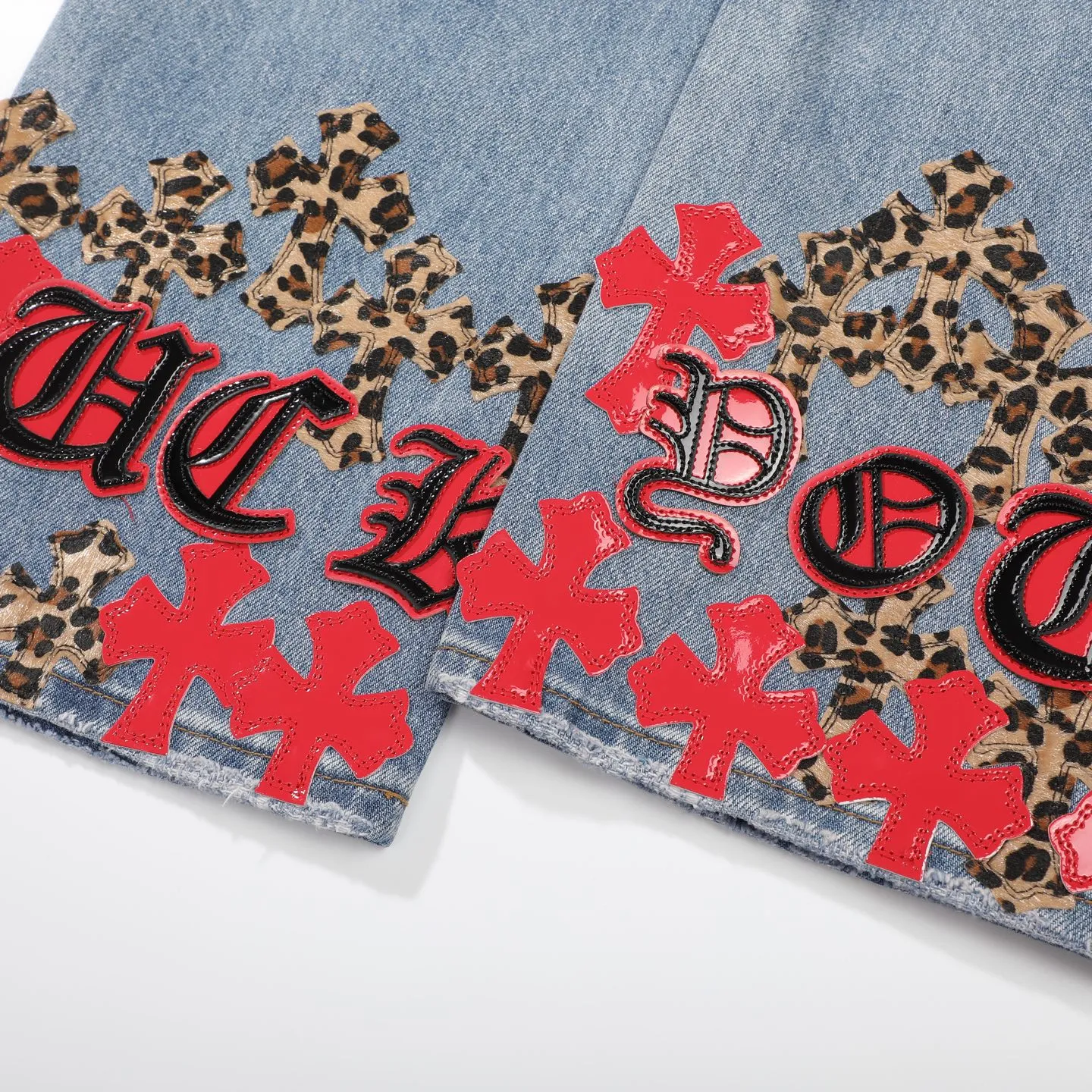 P280 Chrome Hearts blue denim with red black panther pattern multi-leather jeans. CH jeans need to be washed and then disassembled and hand-stitched with sheepskin cross leather and then spliced ​​to complete. The whole piece has too many craftsmanship to explain. The patchwork cross pattern is embellished, and the high-waisted washed jeans! ! Absolutely high-end luxury products, god-level single products and super popular products, made with top heavy industry, a must-see magic weapon. Customized hardware. The fabric is thick and soft after washing. It has good breathability. Customized small leather label. Unique design. The details are simple and elegant, and the workmanship is exquisite. The entire trousers are neatly routed and the details are in place! It’s so cool that both men and women can easily control the genderless trend! Color: Blue Size: 28 30 32 34 36